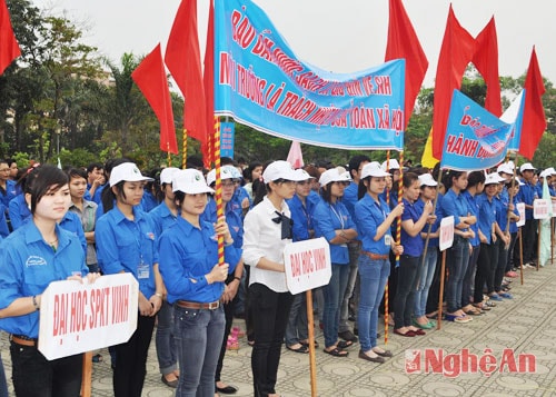 Sinh viên, học sinh ở TP. Vinh mít tinh hưởng ứng Tuần lễ quốc gia nước sạch  và VSMT nông thôn.