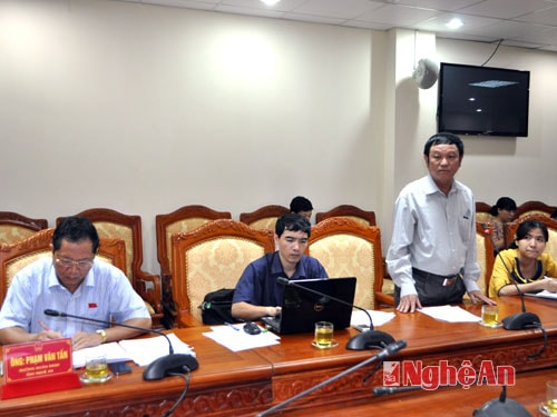 (Baonghean.vn) - Để chuẩn bị kỳ họp thứ 7, Quốc hội khóa XIII, sáng 28/4, đại biểu Quốc hội Nghệ An Phạm Văn Tấn – Tỉnh ủy viên, Trưởng đoàn đại biểu Quốc hội tỉnh đã có cuộc tiếp xúc chuyên đề với cán bộ, công chức, nhân viên Văn phòng Đoàn đại biểu Quốc hội và HĐND tỉnh.