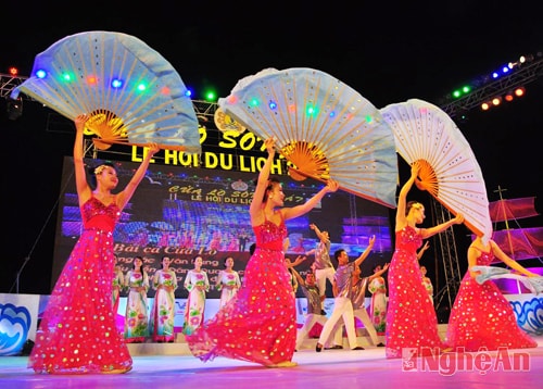 Những lời hát về Cửa Lò cất cao trong đêm hội “Cửa Lò biển gọi”.