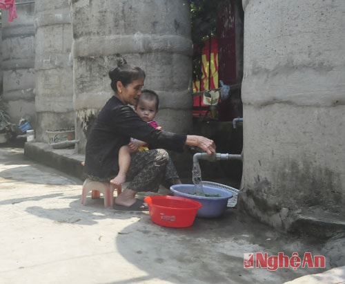 Các hộ dân tại khu B, Nhà máy xi măng Hoàng Mai (phường Quỳnh Thiện) đều phải dùng nước mua từ các vùng khác để giặt giũ, nấu ăn...