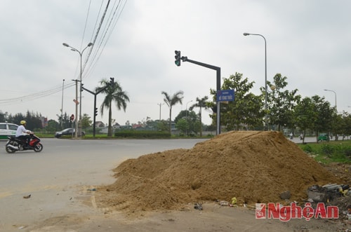 Rác thải xây dựng người dân đổ trên đường Hồ Tông Thốc, TP. Vinh.