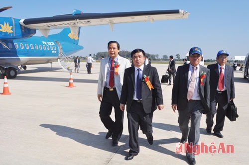 Các đồng chí lãnh đạo tỉnh, TP Vinh và Sở Giao thông - Vận tải tham gia chuyến bay quốc tế Vinh - Viêng Chăn.