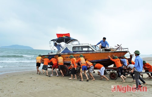 Tập huấn công tác cứu hộ, cứu nạn trên biển.