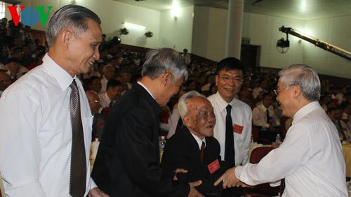Tổng Bí thư Nguyễn Phú Trọng với các đại biểu lão thành