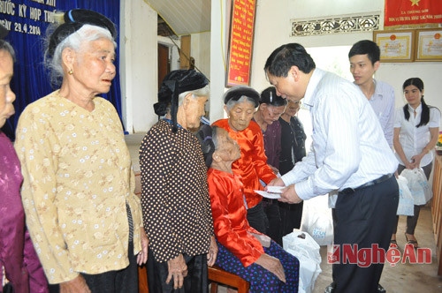 Ông Nguyễn Đức Hiền tặng quà cho gia đình chính sách xã Thượng Sơn (Đô Lương)