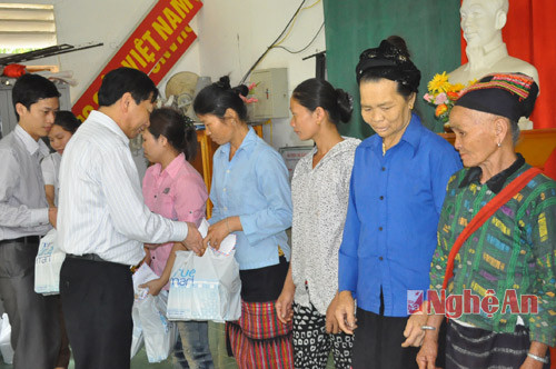 Trước đó, ông Nguyễn Đức Hiền tặng quà cho các gia đình chính sách, hộ nghèo xã Thành Sơn (Anh Sơn)