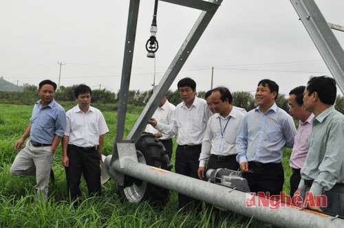 Thứ trưởng Đặng Huy Đông thăm dàn tưới công nghệ cao ở vùng nguyên liệu cỏ của trang trại TH