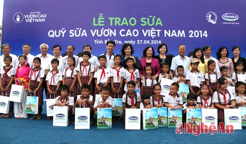 Trao sữa cho học sinh tỉnh Bến Tre.