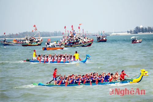 Đua thuyền trên sông Lam đoạn Cửa Hội trong Lễ Cầu Ngư 2014 của phường Nghi Hải. Ảnh: Xuân Nhường