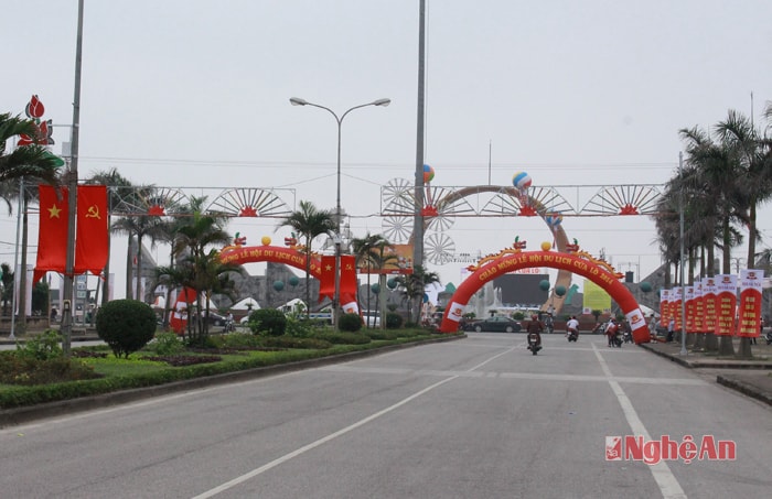 Con đường dẫn đến Quảng trường Bình Minh rợp cờ, hoa chào đón Lễ hội du lịch Cửa Lò năm 2014.