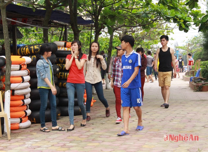 Rất đông các bạn trẻ đến với biển Cửa Lò.