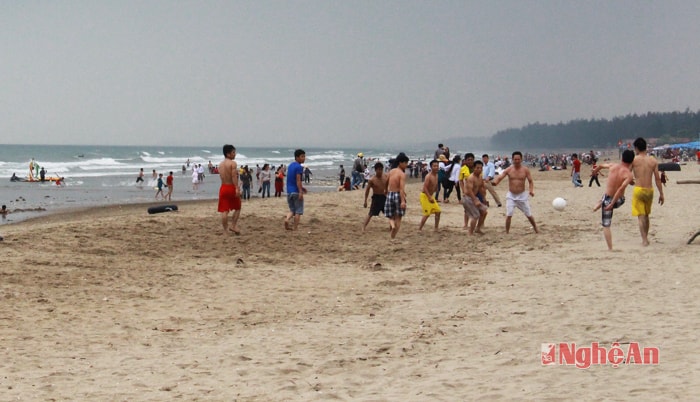 Chơi thể thao trên bãi cát.