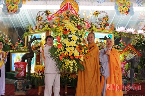 Đồng chí Nguyễn Ngọc Nguyên tặng hoa và quà cho Chùa Cần Linh
