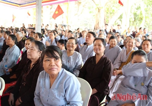 Đông đảo các Phật tử tham gia buổi lễ