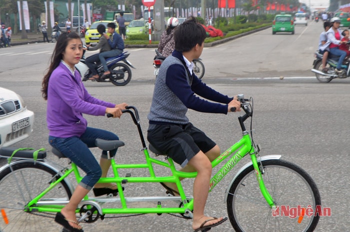 Xe đạp đôi được các đôi bạn trẻ ưa thích.