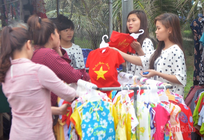 Những chiếc áo với dòng chữ