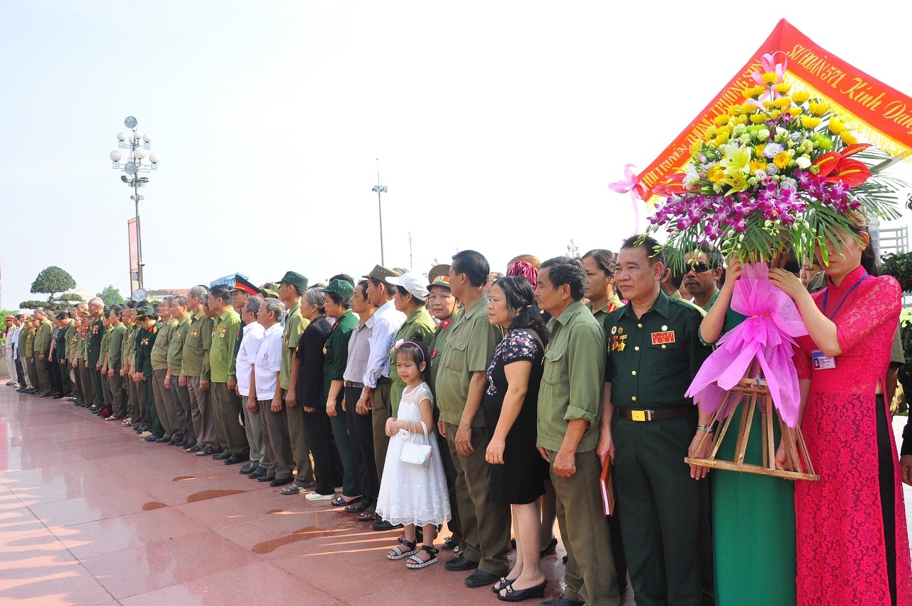 CCB Sư đoàn về báo công, dâng hoa với Bác tại quảng trường Hồ Chí Minh