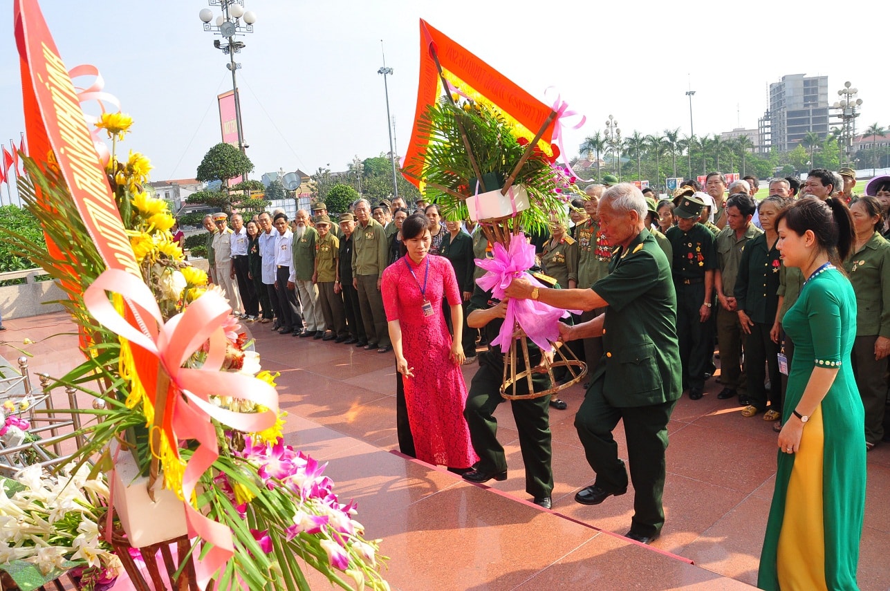 CCB Sư đoàn về báo công, dâng hoa với Bác tại quảng trường Hồ Chí Minh