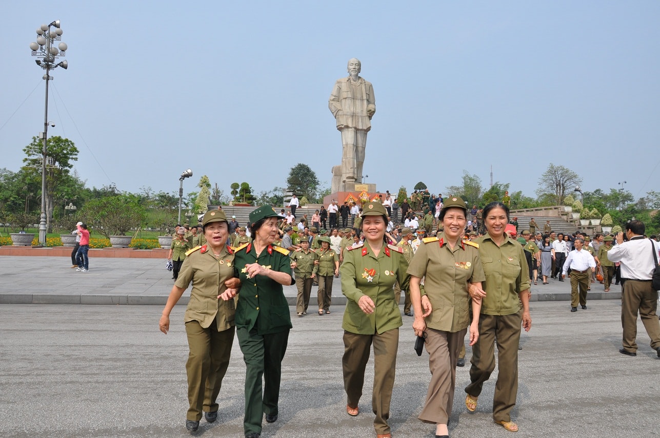 Bác vẫn cùng chúng cháu hành quân.