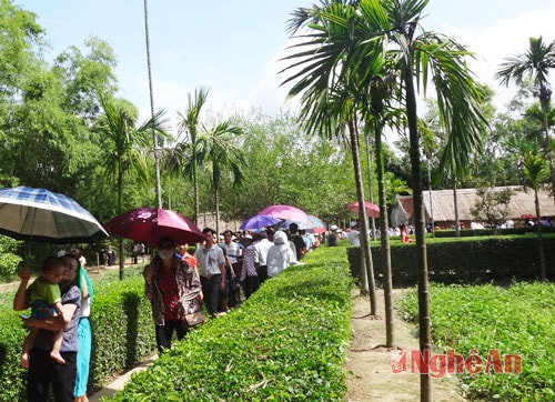 Về thăm quê ngoại Bác Hồ. Ảnh: Mai Hoa