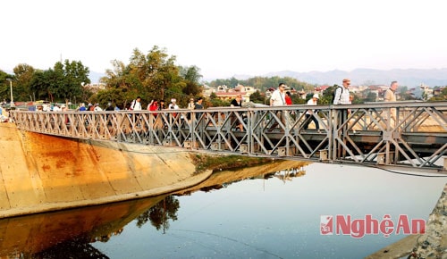 Những du khách người Pháp qua cầu Mường Thanh