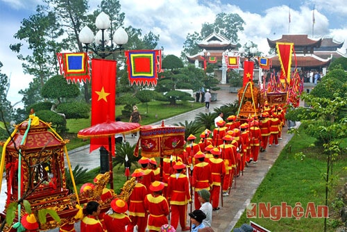 Lễ hội đền thờ Hoàng đế Quang Trung  Ảnh: Sỹ Minh