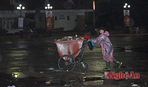 Những đống rác được dọn đưa vào xe đẩy chuyển ra sát đường.