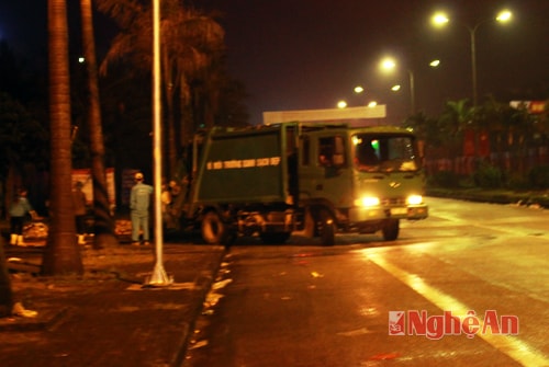 Những chiếc xe chở rác của công ty môi trường phải chạy nhiều chuyến mới hết được số rác trong đêm nay.
