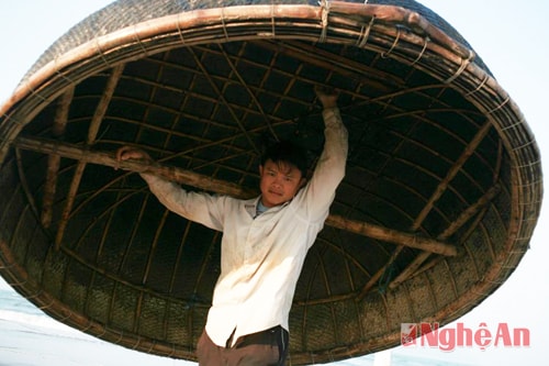 Phơi thuyền. Ảnh: nguyễn hữu trung