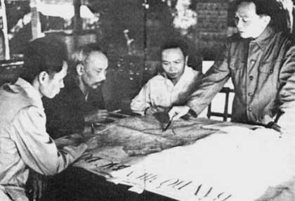 Ngày 6/12/1953, tại Việt Bắc, Chủ tịch Hồ Chí Minh và các đồng chí lãnh đạo Đảng quyết định mở Chiến dịch Điện Biên Phủ. Ảnh tư liệu