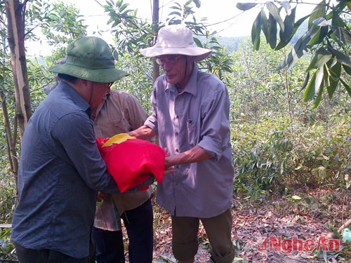 Ông Lê Văn Thuyết (ngoài cùng, bên phải) trao hài cốt cho thân nhiên liệt sỹ Vũ Hồng Lực (Ảnh gia đình cung cấp).