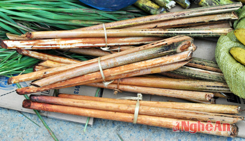 Dừa rừng dùng để nấu canh được bán ở chợ Mường Lống