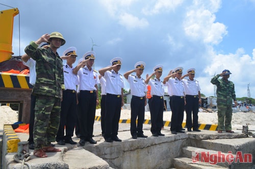 Cán bộ, chiến sĩ trên đảo Sinh tồn chia tay những người khách từ đất liền.