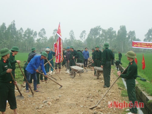 Cán bộ, chiến sỹ huyện Quỳnh Lưu giúp người dân xã Quỳnh Diện làm đường giao thông nông thôn.