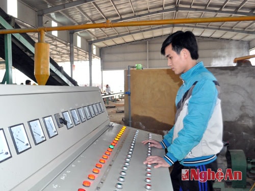 Điều khiển dây chuyền sản xuất phôi ngói tự động.