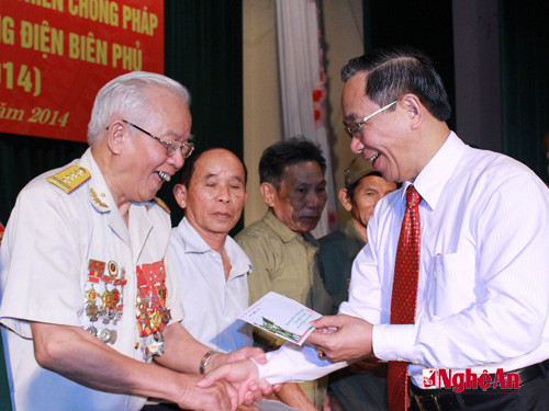 Đồng chí Trần Hồng Châu tặng quà cho các đại biểu về dự buổi gặp mặt.