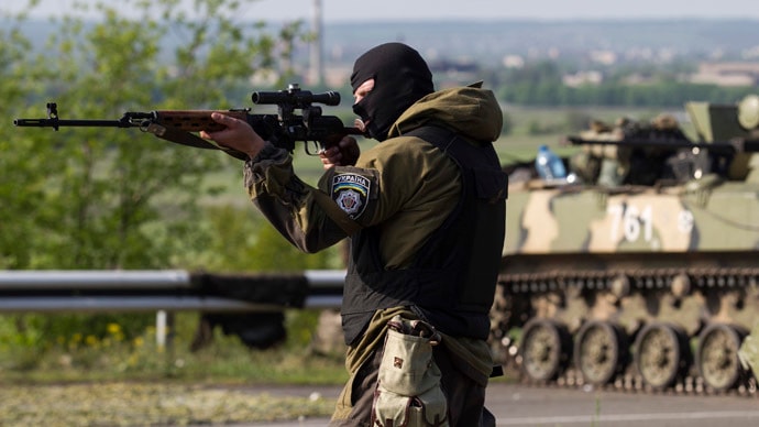 Lính bắn tỉa Ukraine bên ngoài thành phố Slavyansk (Ảnh: Reuters)