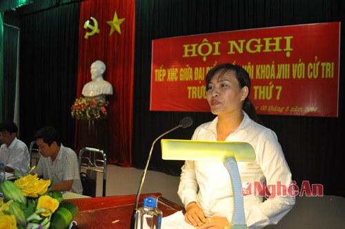 Bà Nguyễn Thị Hải báo cáo với cử tri Quỳnh Lưu nội dung dự kiến tại kỳ họp thứ 7