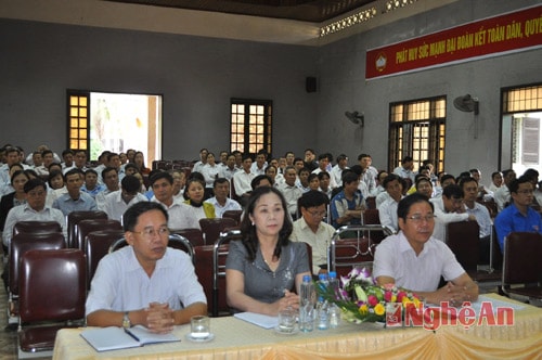 Đại diện HĐND huyện Quỳnh Lưu và các cư tri dự buổi tiếp xúc