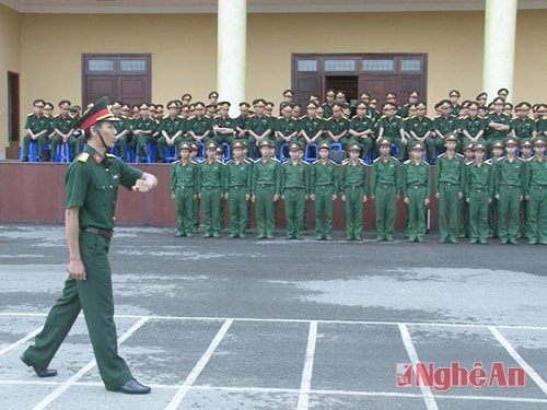 Thực hành huấn luyện luyện điều lệnh đội ngũ từng người không có súng tại lớp tập huấn