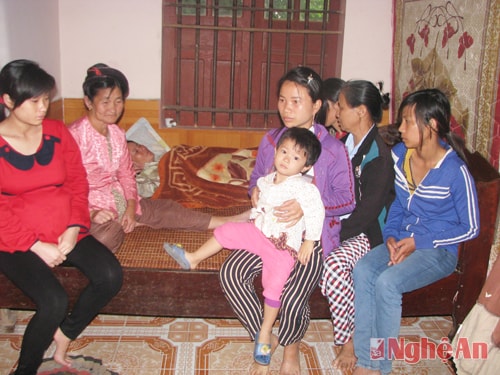 Người nhà nạn nhân đau buồn ngóng tin 