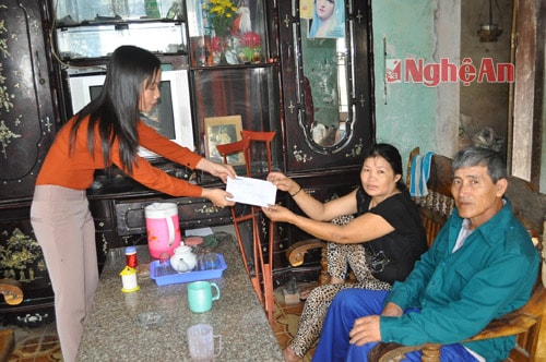 Được sự ủy quyền của Báo Nghệ An, đại diện Mặt trận Tổ quốc xã trao quà cho gai đình chị Nguyễn Thị Bình