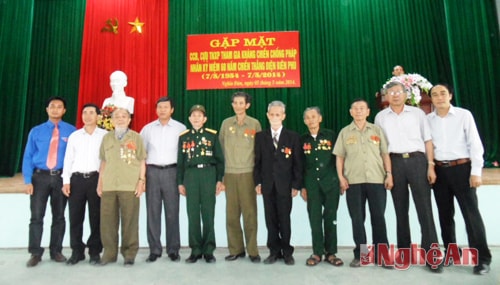 Lãnh đạo huyện chụp ảnh cùng các lão thành cách mạng