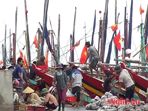 Thuyền về cửa biển Lạch Vạn, Diễn Châu.