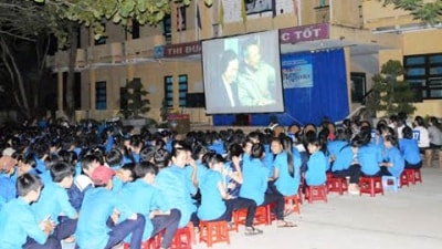 Học sinh trường THPT Bùi Dục Tài, huyện Hải Lăng, Quảng Trị, xem phim “Ký ức Điện Biên Phủ”.
