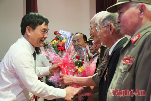 Đại diện lãnh đạo TP Vinh tặng qua cho các CCB, Cựu TNXP