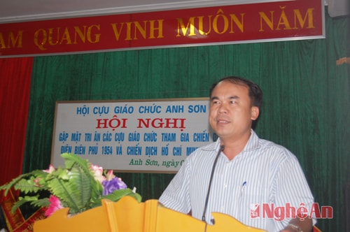 Lãnh đạo huyện phát biểu tại buổi gặp mặt