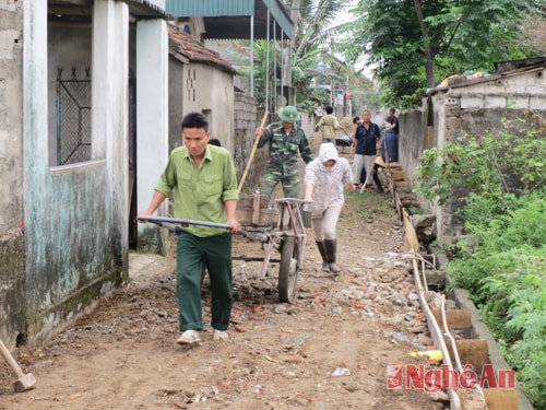 Cán bộ, chiến sĩ Đồn Biên phòng 152 nỗ lực giúp giáo dân xóm 5, xã Diễn Thành làm đường giao thông nông thôn sau mưa