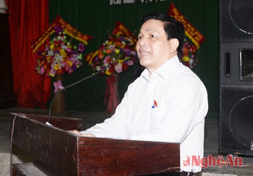 Đồng chí Phan Văn Quý báo cáo với cử tri