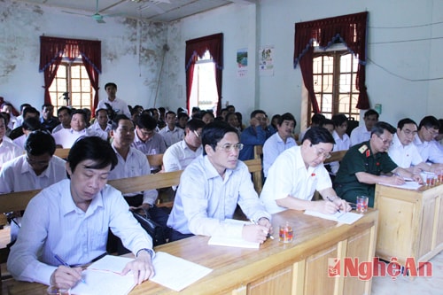 Các đại biểu quốc hội và lãnh đạo huyện Quỳ Châu lắng nghe ý kiến của cử tri